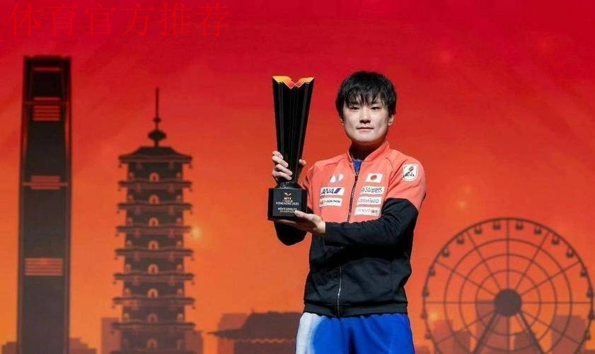 冠军合影!王曼昱表情严肃没笑,张本智和窘态百出,英文感谢香港球迷 冠军合影!王曼昱表情严肃没笑,张本智和窘态百出,英文感谢香港球迷