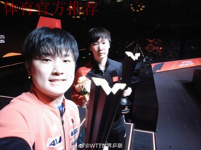 冠军合影!王曼昱表情严肃没笑,张本智和窘态百出,英文感谢香港球迷 冠军合影!王曼昱表情严肃没笑,张本智和窘态百出,英文感谢香港球迷